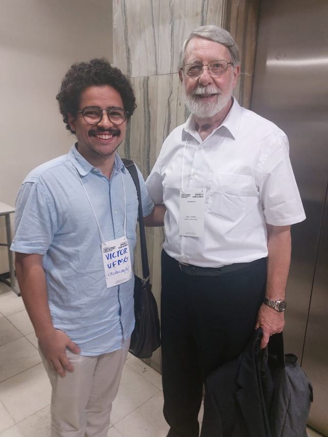 Victor ao lado do filósofo do direito Gerald J. Postema, num corredor de congresso